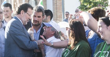 Mariano Rajoy saluda a los asistentes al acto