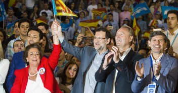 Mariano Rajoy con Alberto Fabra y Rita Barberá en el mitin de Valencia