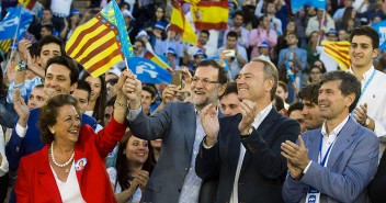 Mariano Rajoy con Alberto Fabra y Rita Barberá en el mitin de Valencia