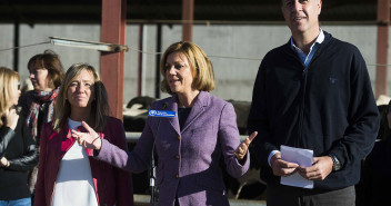 Mª Dolores Cospedal y Xavier García Albiol en la visita a una vaquería en Vallfogona de Balaguer (Lleida)