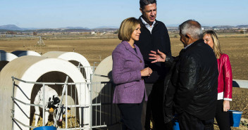 Mª Dolores Cospedal y Xavier García Albiol en la visita a una vaquería en Vallfogona de Balaguer (Lleida)