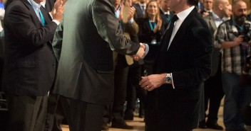 Mariano Rajoy Brey saluda a José María Aznar tras su intervención en la Convención Nacional 