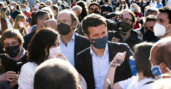 Pablo Casado e Isabel Díaz Ayuso a su llegada al acto de inicio de campaña en Madrid