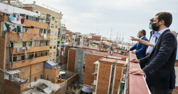 Pablo Casado, Xavier García Albiol y Alejandro Fernández durante la visita al bloque de viviendas.