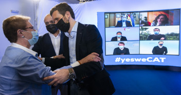 El presidente del Partido Popular, Pablo Casado, durante el acto celebrado en Hospitalet de Llobregat, junto a Alejandro Fernández