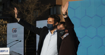 Pablo Casado y el alcalde de Madrid, José Luis Martínez-Almeida, en el acto de inicio de campaña en Madrid