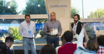 Esteban González Pons junto a Ignacio Uriarte y Ángel González durante el debate en la Escuela de Verano