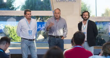 El Vicesecretario de Estudios y Programas, González Pons, junto a Ignacio Uriarte y Ángel González