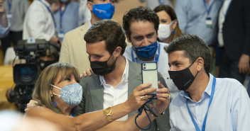 Pablo Casado, a su llegada al XV Congreso del Partido Popular de la Comunidad Valenciana, junto a Teodoro García Egea y el nuevo presidente regional, Carlos Mazón