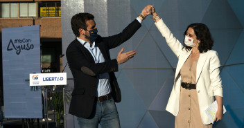 Pablo Casado e Isabel Díaz Ayuso en el acto de inicio de campaña en Madrid