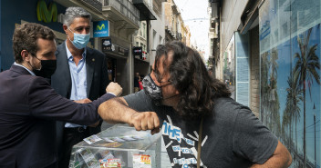 Pablo Casado y Xavier García Albiol saludan a un vecino del barrio de la Salud.