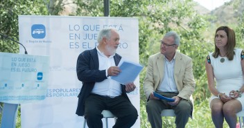 Miguel Arias Cañete con el programa electoral en Murcia