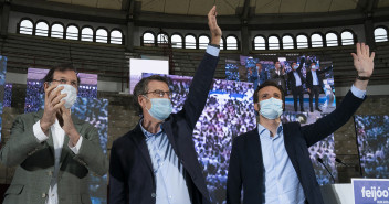 Mariano Rajoy, Alberto Núñez Feijóo y Pablo Casado en la plaza de toros de Pontevedra