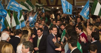 Mariano Rajoy y Juanma Moreno a su llegada saludando al público asistente al acto de presentación