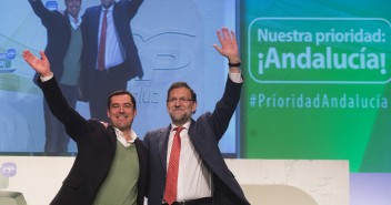 Juanma Moreno y Mariano Rajoy sobre el escenario durante la presentación de los candidatos