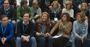 Pablo Zalba, Susana Camarero y Dolors Montserrat en la Plaza de la Solidaridad 