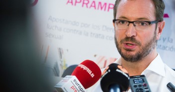 Javier Maroto se reúne con la asociación de prevención, reinserción y atención de las mujeres víctimas de la explotación sexual, APRAMP