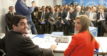 Ana Mato junto a José Ignacio Echániz y el resto de miembros de la Comisión Nacional de Sanidad