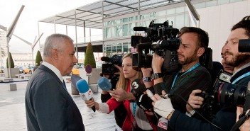 Javier Arenas atiende a los medios de comunicación