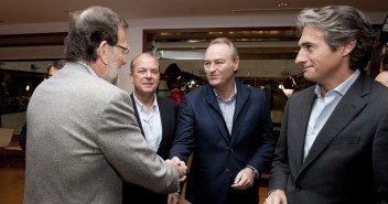 Mariano Rajoy saluda a Alberto Fabra y a Íñigo de la Serna