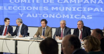 Pablo Casado, Juan Carlos Vera, Carlos Floriano, Javier Arenas y Vicente Tirado en la primera reunión del Comité de Campaña