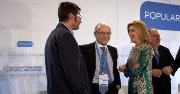 María Dolores de Cospedal con Cristóbal Montoro y Arturo Romaní