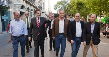 Mariano Rajoy camina junto a González Pons por Valladolid