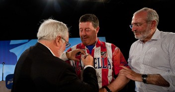 Miguel Arias Cañete firma una camiseta en Las Navas del Marqués, Ávila