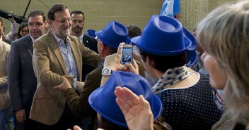 Mariano Rajoy saluda a los asistentes al acto en Cuenca