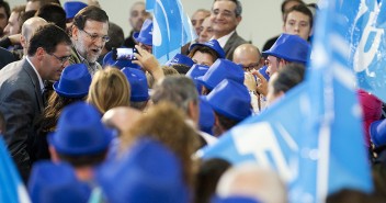 Mariano Rajoy saluda a los asistentes al acto en Cuenca