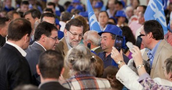 Mariano Rajoy saluda a los asistentes al acto en Cuenca