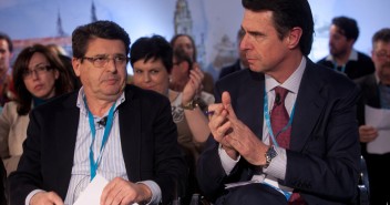 El Ministro de Industria José Manuel Soria junto a Juan José Matarí