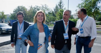 La Secretaria General, Mª Dolores Cospedal, junto a los Vicesecretarios Generales a su llegada a la Intermunicipal