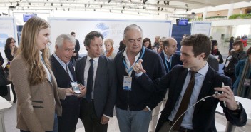 El portavoz de campaña, Pablo Casado, en el stand de Nuevas tecnologías, junto a los Vicesecretarios Generales