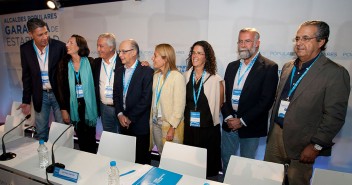 El Ministro Cristobal Montoro junto a Javier Arenas y al resto de intervinientes momentos antes de comenzar la mesa