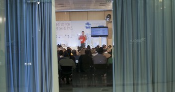 Fran Ruiz Antón ante el público asistente al Taller sobre Google