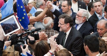 Mariano Rajoy y Miguel Arias Cañete saludan a los asistentes al acto de Valencia