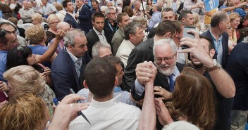 Miguel Arias Cañete a su llegada al acto de Valencia