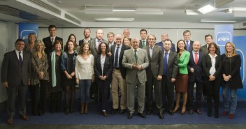 Javier Arenas y Esteban González Pons presiden la primera reunión de trabajo del programa marco con el que el PP concurrirá a las próximas elecciones municipales