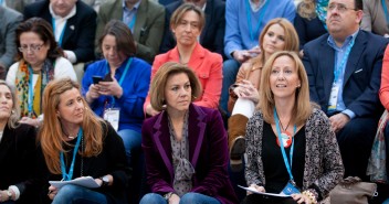 María Dolores De Cospedal con Julieta de Micheo en la Plaza de la Solidaridad