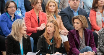 María Dolores De Cospedal con Julieta de Micheo en la Plaza de la Solidaridad