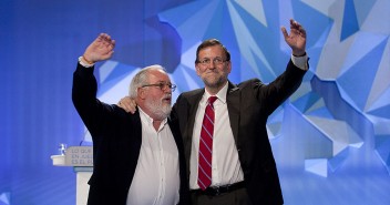 Mariano Rajoy con Miguel Arias Cañete en el acto de cierre de campaña en Madrid