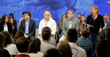 Beatriz Jurado, Esteban González Pons y Antonio López-Isturiz en el acto de NNGG recordando el 25 aniversario de la caída del Muro de Berlín