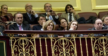 María Dolores de Cospedal y Elvira Fernández durante el Debate sobre el estado de la Nación