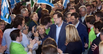 Mariano Rajoy saluda a los asistentes del acto de Sevilla