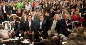 Mariano Rajoy con Juanma Moreno y Javier Arenas en el acto de Sevilla