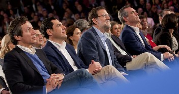 Carlos Floriano, Juanma Moreno y Mariano Rajoy en el acto de Sevilla