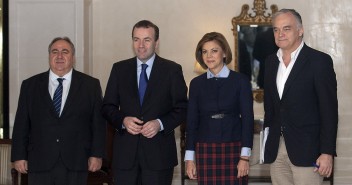 María Dolores de Cospedal con Vicente Tirado, Manfred Weber y Esteban González Pons