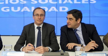 Alfonso Alonso y José Ignacio Echániz en la reunión de la Comisión de Sanidad del PP
