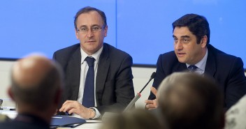 Alfonso Alonso y José Ignacio Echániz en la reunión de la Comisión de Sanidad del PP